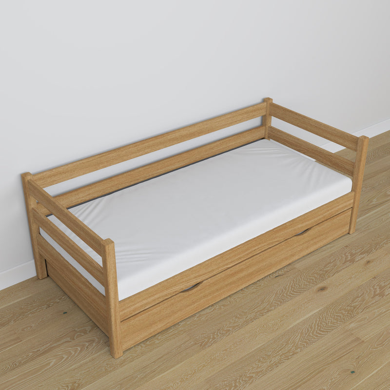 Drewniana sofa Nizio z szufladą na materac w jasnym pokoju
