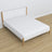 Letto matrimoniale bianco-quercia in camera da letto – allestimento con biancheria, stile scandi