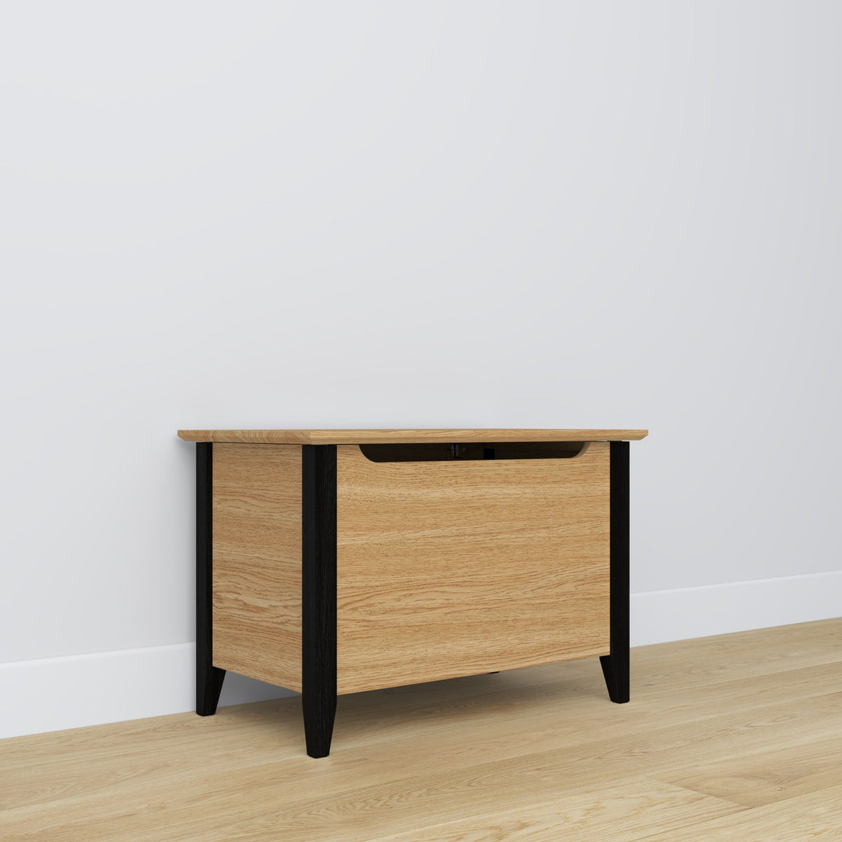 Baule in rovere naturale con nero – coperchio aperto, capiente ambiente per del contenimento