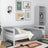 Letto divano grigio in nella cameretta dei bambini – allestimento scandi, in legno