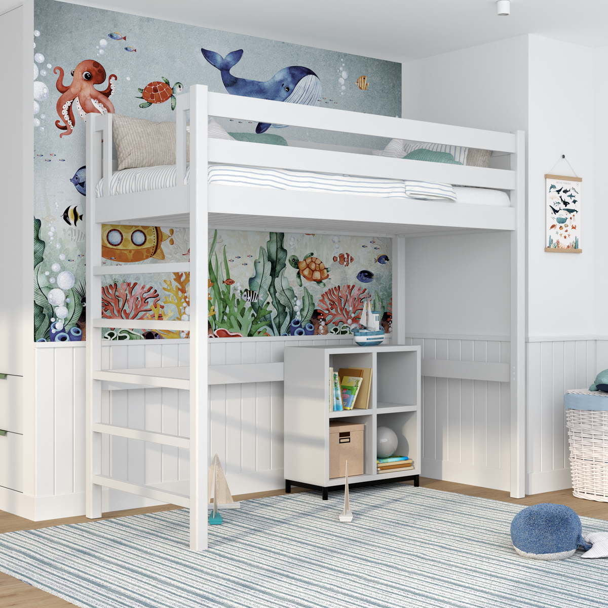Letto bianco a soppalco in legno in jasnym nella cameretta dei bambini con scaffaleem sotto sotto