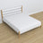 Letto matrimoniale bianco-quercia in camera da letto – allestimento con biancheria, stile scandi