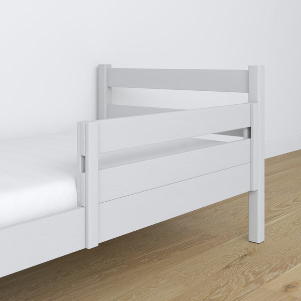 Sponda di protezione in legno grigio nel letto per bambini – allestimento scandi