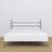 Letto matrimoniale in legno bianco-quercia – vista laterale, proporzioni e volume del mobile del mobile, camera da letto