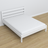 Letto matrimoniale bianco in camera da letto – allestimento con biancheria, stile scandi