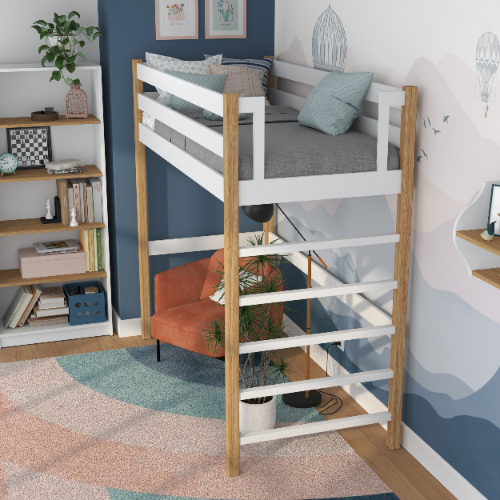 Letto a soppalco bianco-quercia in nella cameretta dei bambini – allestimento scandi, in legno