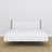 Letto matrimoniale in legno bianco-quercia – vista laterale, proporzioni e volume del mobile del mobile, camera da letto